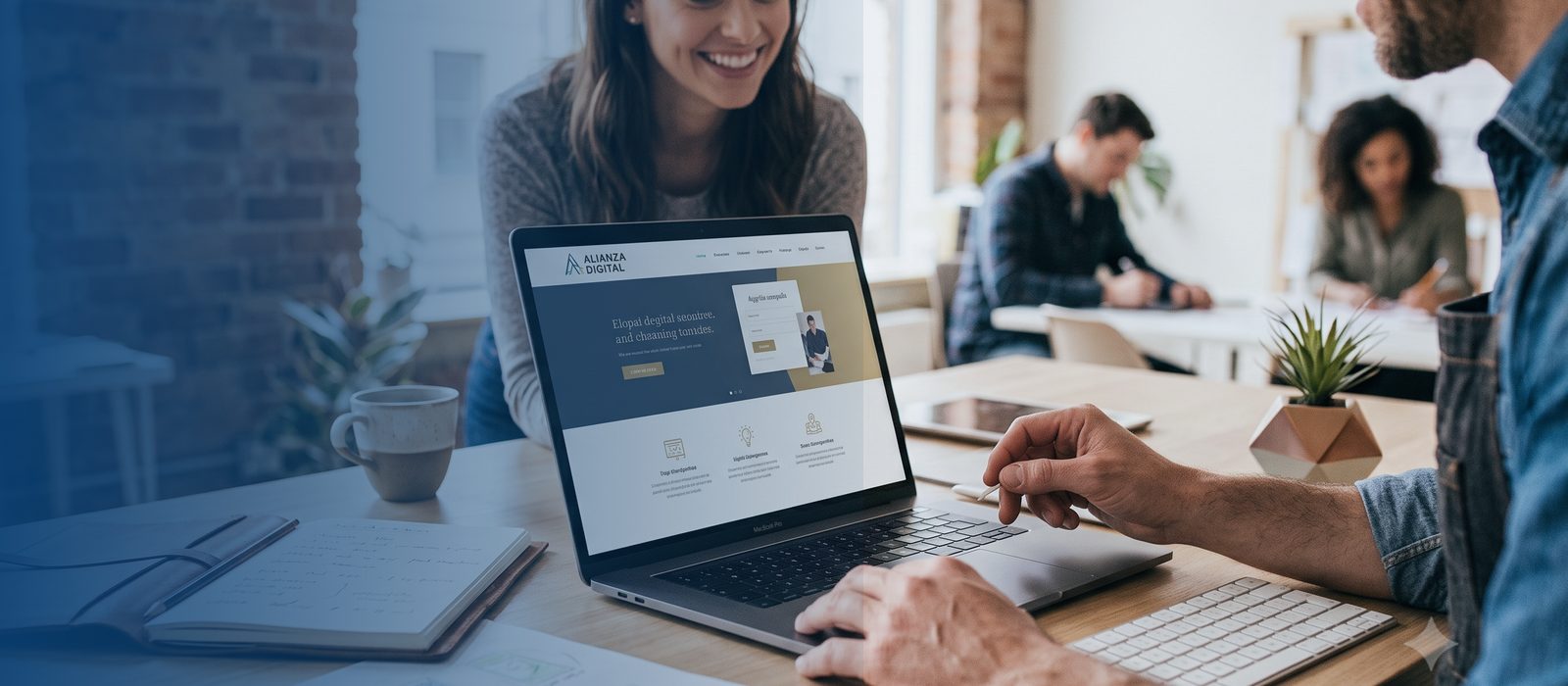 Persona revisando su nueva página web